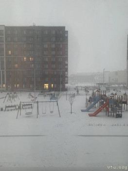 А здесь  живет