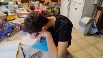 Вот такая осанка. Виден горб...