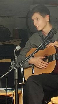 Ходим на гитару.