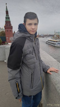 Первый день, когда пошли гулять на каникулярных гостях. Решение ещё не принято. Это видно по фото.