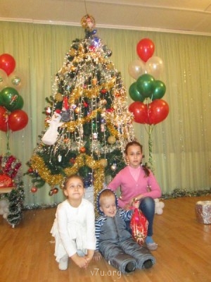 Младшие в саду под елочкой