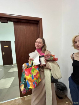 Куча  подарков  от  студентов  и  детей  28  лет  стукнуло.