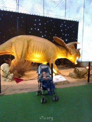 С динозаврами.