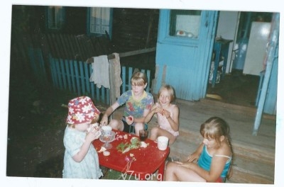 Вот  моя  дама  со своими  сотоварищами  так  и  продавали лук прохожим. И покупали же!!! Килограммов 5 продали точно пока не разоблачили.