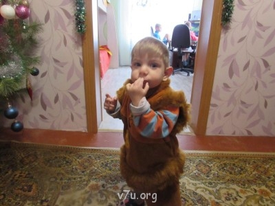 наш малыш Ванечка в роли лошадки