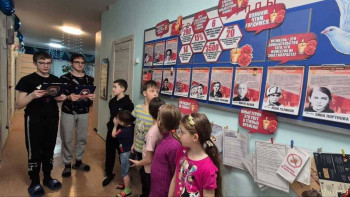 В малиновой футболке