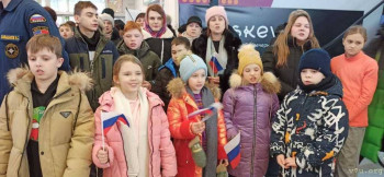 В красной куртке