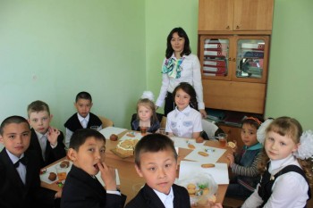 мальчики приготовили сюрприз девочкам которые покидают их класс.Жанна и ее подруга переходят с корекционного класса в нормальный 5 класс ,с сентября месяца