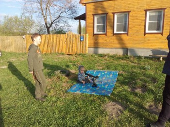 Солдат и спит с автоматом.