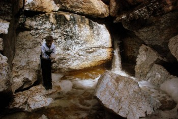 Вода в источнике взбивается в пышную пену