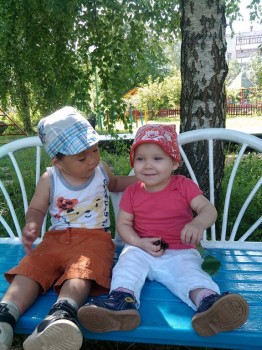 А это еще в домике. Примериваемся друг к другу)))