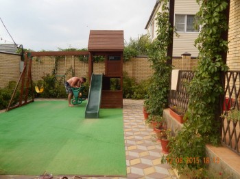 Это игровая площадка, еще песочница там есть.