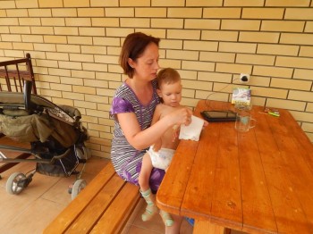 Перед каждым номером стол со скамейками.