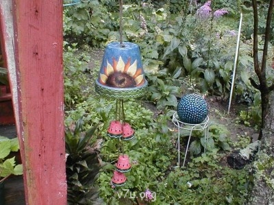 Украшения для участка - колокол из горшков.jpg