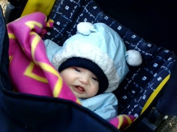 Это нам доченьку первый раз дали погулять)))