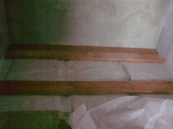 Укладываем доски, бьем н6а гвозди.