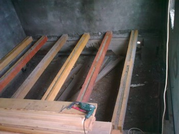 Укладываем балки на расстояние 58-59 см., чтоб утеплитель вставал плотно.