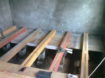 Подшиваем фанерой снизу.