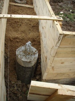 в процессе сборки опалубки и засыпки