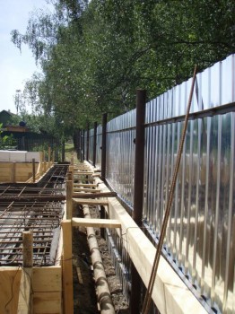 пришлось опираться на забор