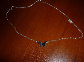 Кажется крупным, но бабочка нежная и миниатюрная.