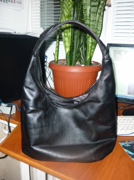 Слегка помята, но не сильно. Выглядела бы лучше, если бы я положила что-нибудь внутрь. Но не хочется возиться.