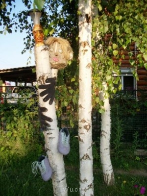 Остатки писающего мальчика посадили на дерево