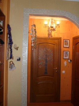 Вспышка отсвечивает и пленка поблескивает, при обычном освещении она не заметна.