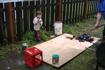 папа учит играть в хоккей