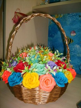 Корзина из газет ,цветы холодный фарфор.