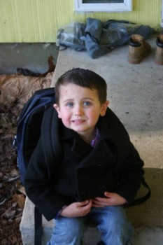 сына в школу идет, ждем автобус