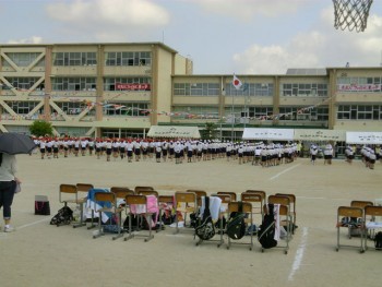 Спортом  еще  очень часто занимаются  всегда какие то соревнования в школе.
