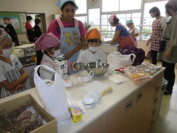 Доча  говорит  еще  и халаты  каждую  неделю  заставляют  стирать