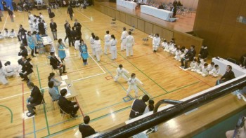 А  это  школа  каратэ  где  девы занимаются