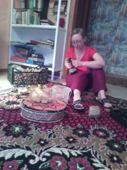 шуруповертом дырявила, очень легко