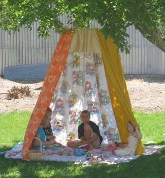 Украшения для участка - шалаш из обуча.jpg