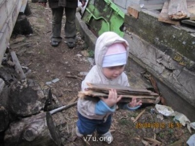 Самая младшенькая на "субботнике" дома