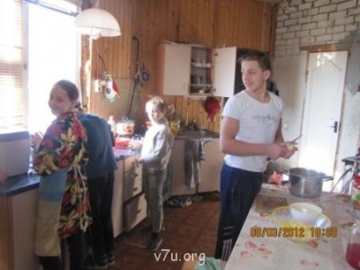 Готовим обед. Только внук отвернулся... Стесняется...