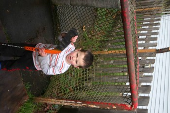 папу купил старые хоккейные ворота - Хантер играет в хоккей