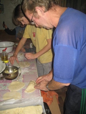 А это уже с папой пирожки лепят