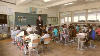 класс Лизы   сидит  в среднем ряду  на первой  парте