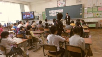 класс Эри.  Над  доской  висит стенгазета  которую  сделала  Эри.Эри  сидит  на  последней  парте  справа