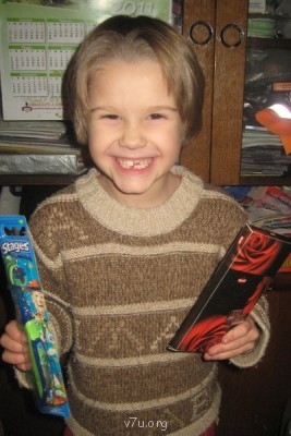 А это счастливая  Катюша, на следующее утро, с подарками от мышки