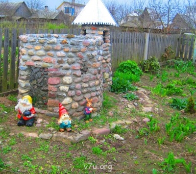 А это папочка с детьми сделал сказочный домик.