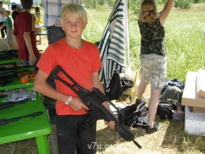 А это старший...