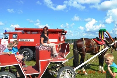 Первый раз катаемся на лошадке