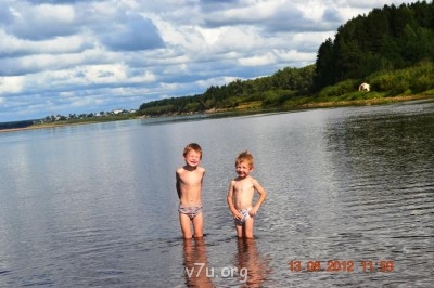 река Бондюжанка, левый приток Камы, взади видно село Бондюг (1579 г), чуть правее видна наша палатка. 400 км от Перми. Никого. Тишина.