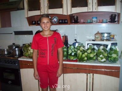 Это моя Маша огурцы солит.