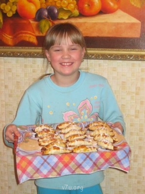 А это Лерочка учится печь пироги.