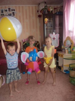 Солнечного настроения тем, кто ищет своих детей  - втроем.jpg